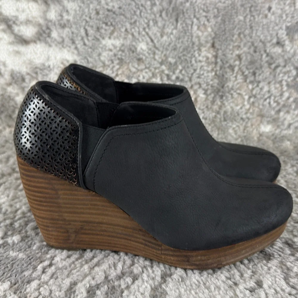 Dr. Scholls Size 7.5 Perforated Wedge Heel Ankle Booties Black‎ Women